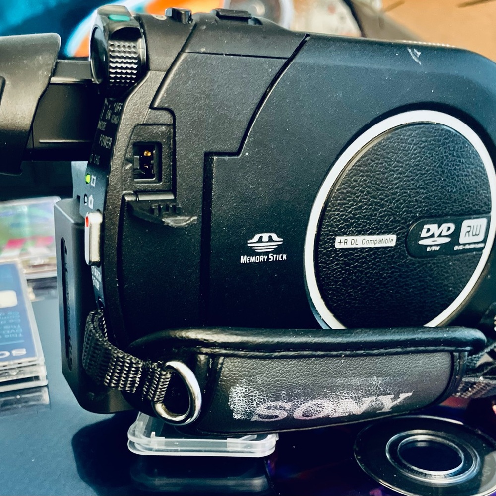 Sony DCR-DVD108 Handycam Starter Kit Super Nice-Pro Duo-1.4-RW-Disc-Batt+Adapter